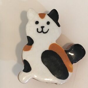 Friendly smiling calico cat kitten pin brooch white black orange